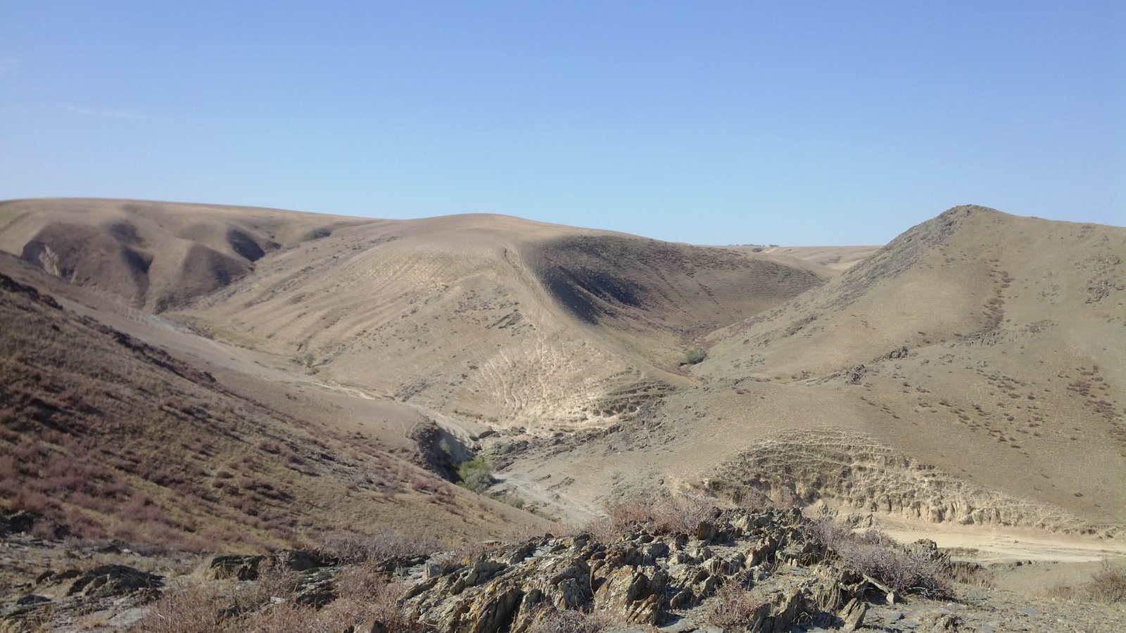 In Kazakhstan, near Karagaily... - My, The mountains, Kazakhstan, Heat, Dust, The sun, The rocks, Road, Longpost