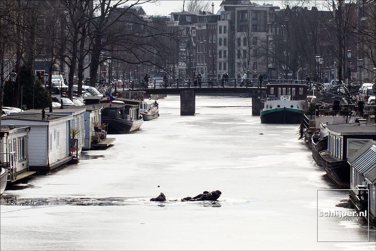 The canals in Amsterdam are freezing! We get skates! - Amsterdam, Netherlands, Pick-up headphones abroad, Skates, Holland, Spring, Video, Netherlands (Holland)