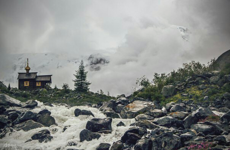 A chapel at the foot of Mount Belukha, where services are held once a year. - Altai, Mountain Altai, Beluga Whale Mountain, Chapel, Longpost, Instagram, Altai Republic