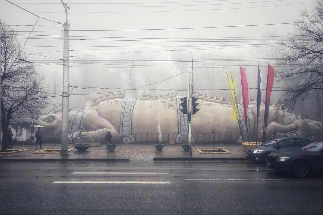 Sleeping in the fog. Entrance to the park in the city of Stavropol - Stavropol, The Dragon, Fog, The park