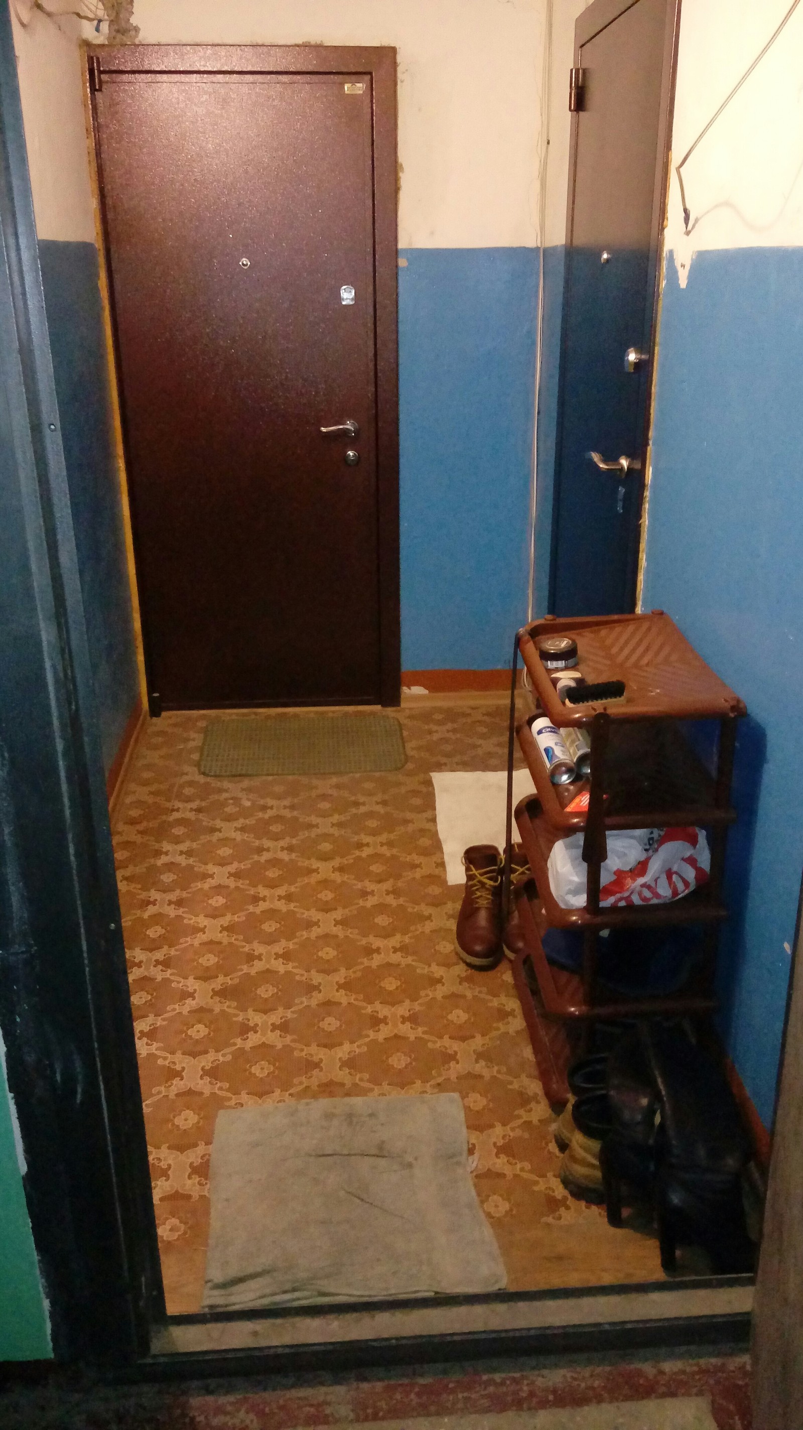 Шкаф в общий коридор с соседями фото