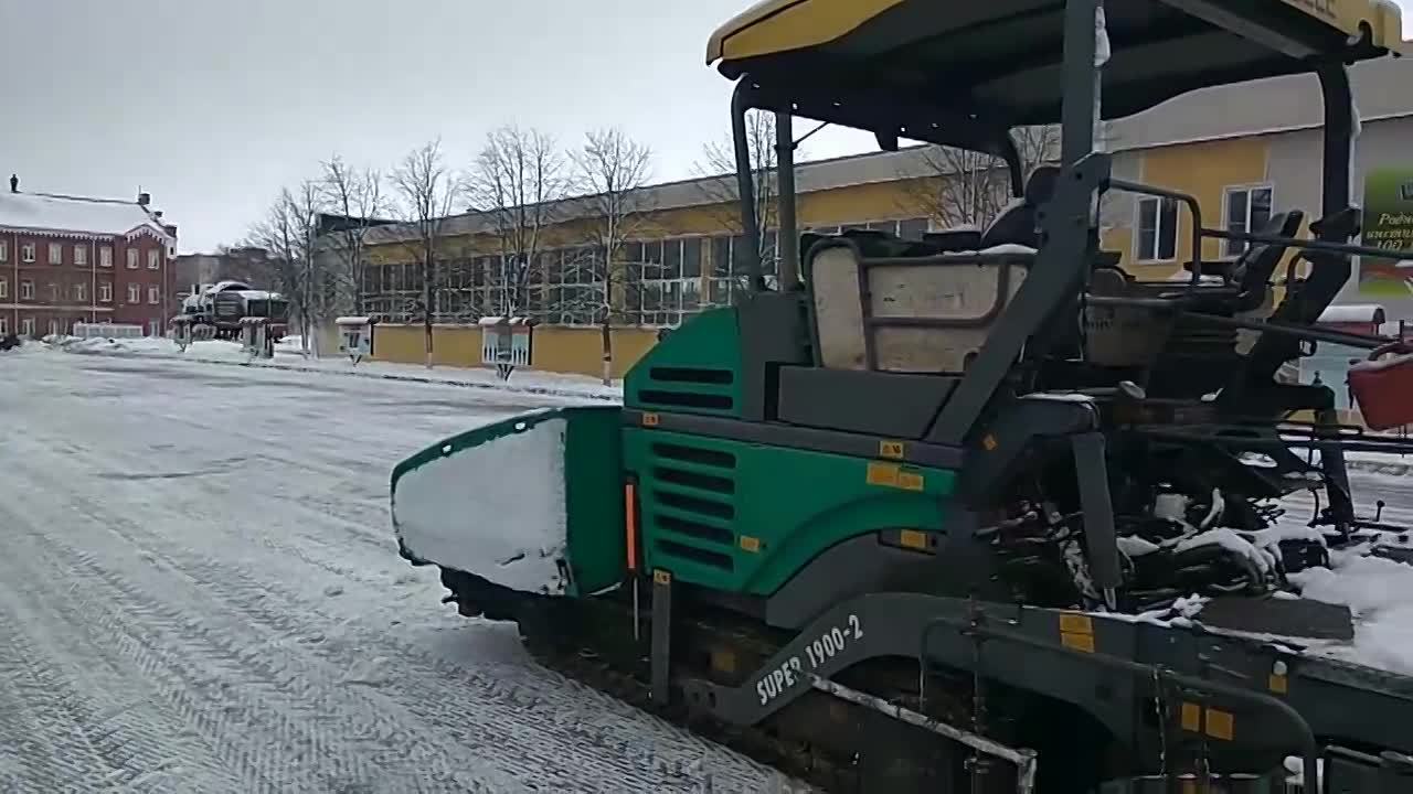 В понедельник приезжает Шойгу. Курсанты асфальтируют площадку. Поверх снега :) - Моё, Армия, Петергоф, Санкт-Петербург, Дорога, Политика