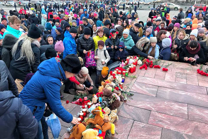 Irkutsk residents launched white balloons into the sky in memory of those killed in Kemerovo. - Memory, Victim, Kemerovo, Ball