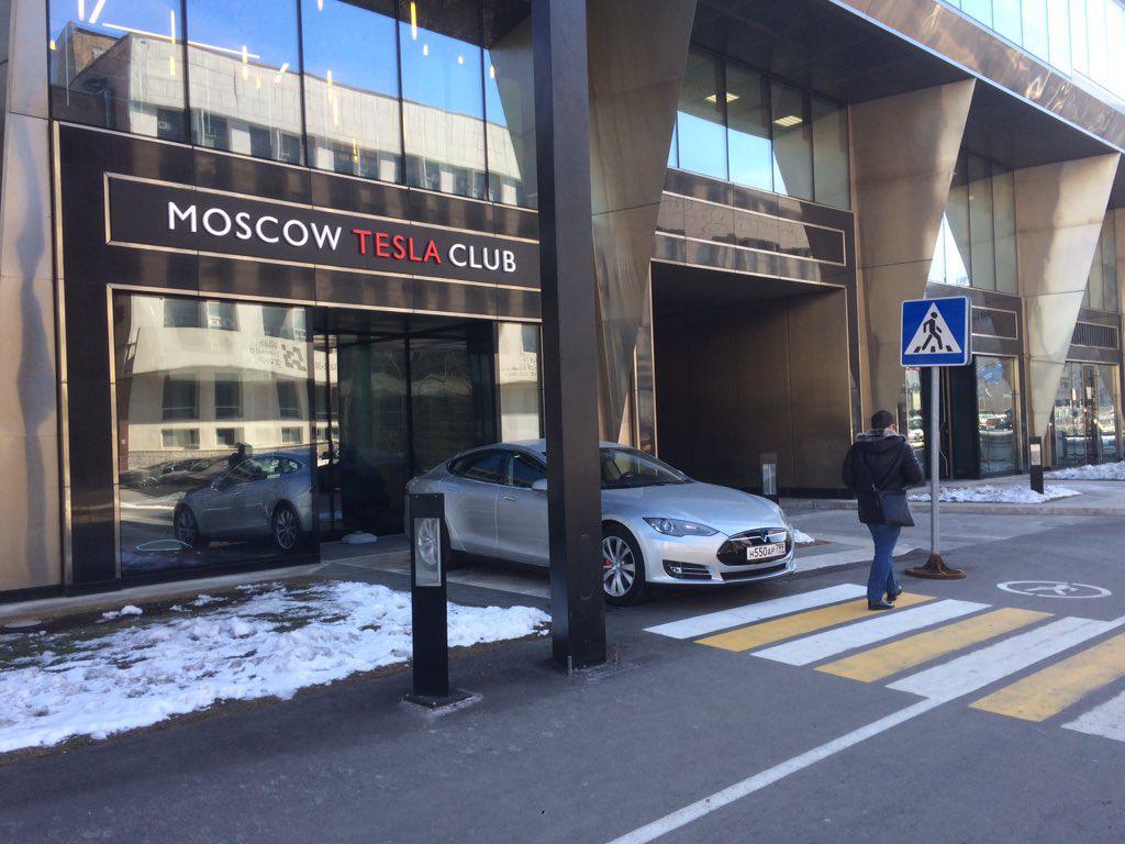 How to properly park a Tesla if you live in Russia. - Tesla, Tesla, Parking, Неправильная парковка, Parking Wizard, Freaks, Crosswalk, The photo