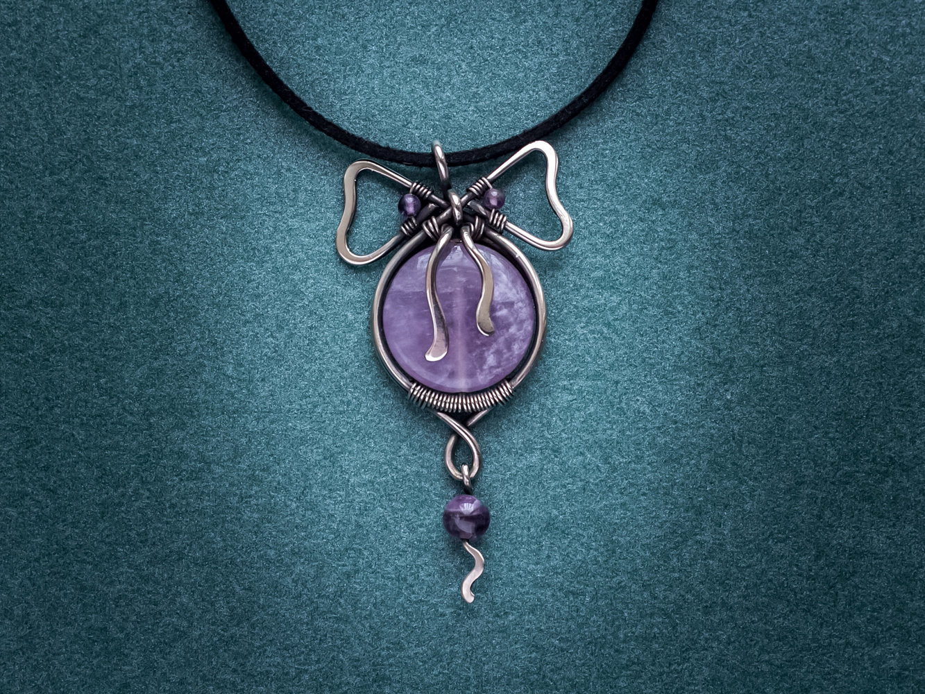 Bow. - My, Decoration, Needlework without process, Wire wrap, Pendant, Amethyst, Bow, Longpost, The photo