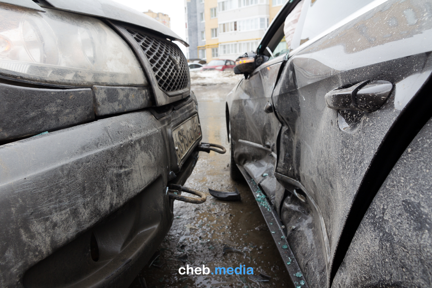 Route wars? In Cheboksary, an SUV rammed a parked foreign car - Minibus, Cheboksary, Carrier, Longpost, Negative, news, Road accident