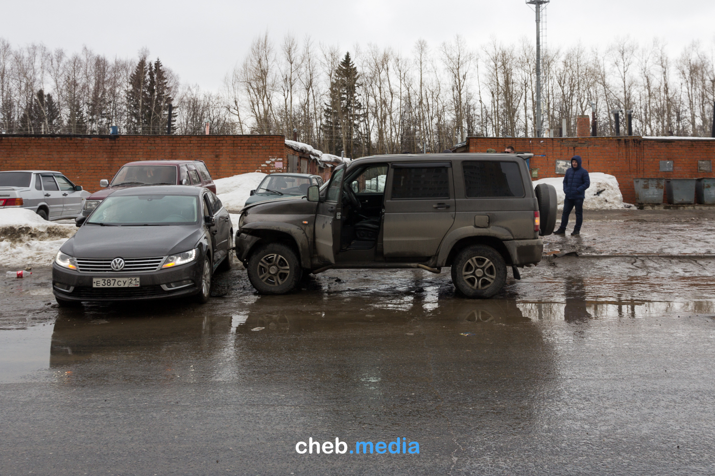 Маршрутные войны? В Чебоксарах внедорожник протаранил припаркованную  иномарку | Пикабу