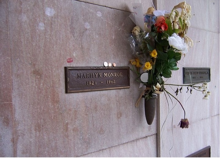 How much does it cost to lie down next to Marilyn Monroe? - Marilyn Monroe, Grave, The photo