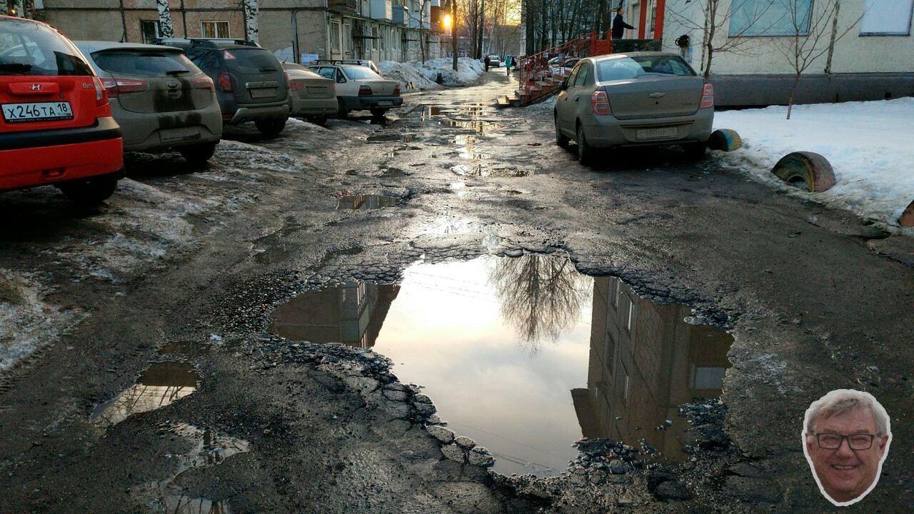 A fragment of the lunar surface has been recreated on the streets for Cosmonautics Day in Izhevsk. To popularize astronomy as a science. - My, Izhevsk, April 12th, Pit, Road