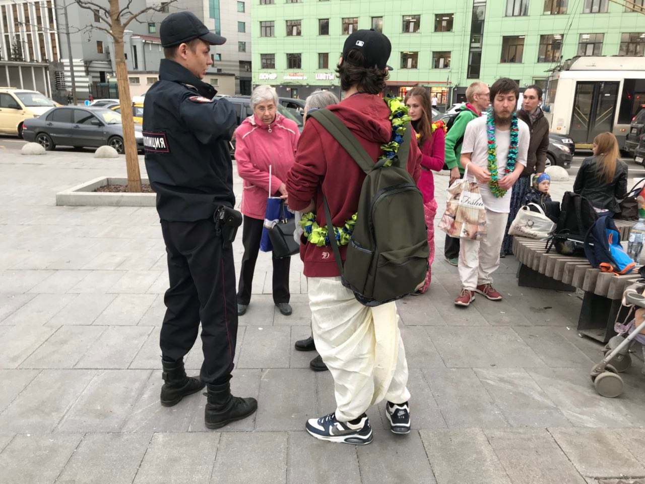 На Таганской полицейский  остановил группу поющих кришнаитов и допытывается: наш Кришна, конечно!» - Моё, Полиция, Кришнаиты, Москва, Таганка, Религия