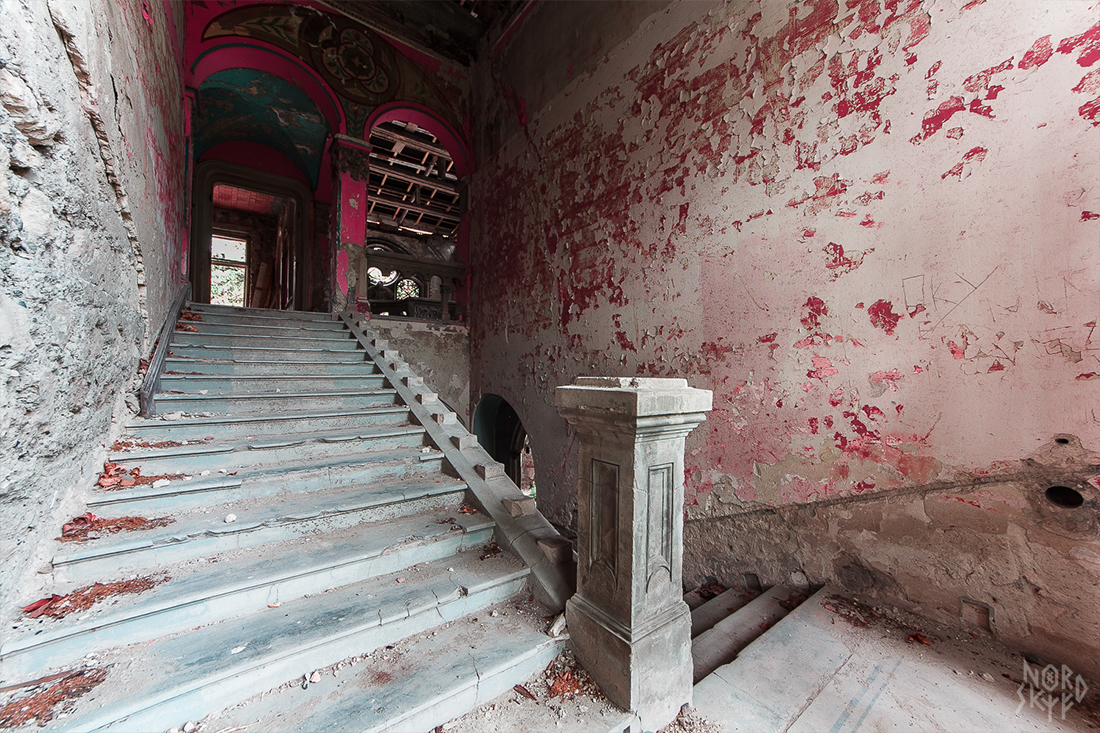 Gloomy abandoned mansion in Serbia - My, Urbanphoto, Zabugornyurban, Longpost, Serbia, Architecture, The photo