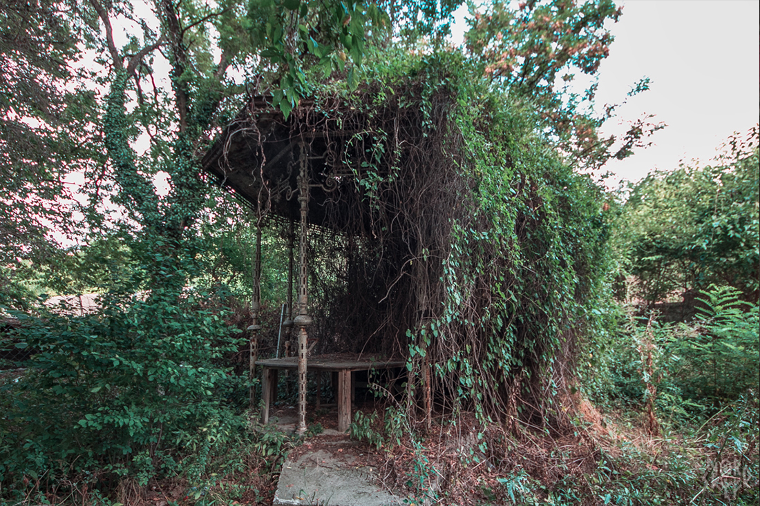 Gloomy abandoned mansion in Serbia - My, Urbanphoto, Zabugornyurban, Longpost, Serbia, Architecture, The photo