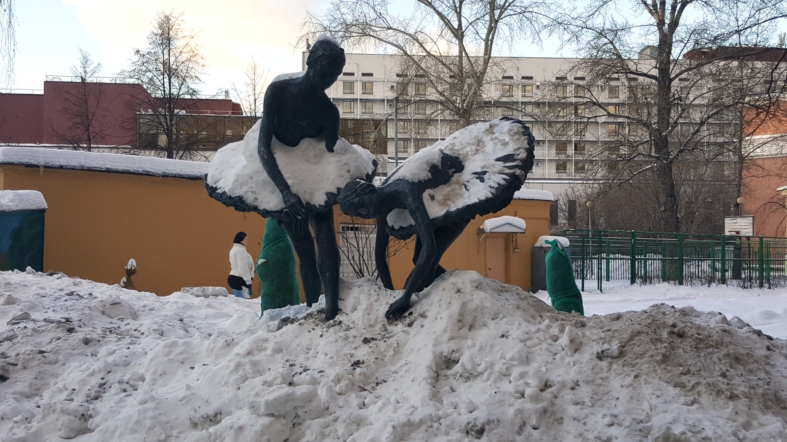 Ballerinas play snowballs - My, Ballerinas, Sculpture, The Bolshoi Theatre, Longpost