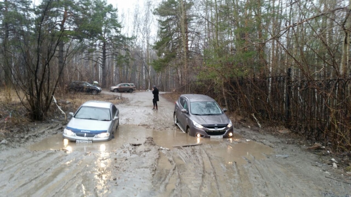 Novosibirsk drivers fall into the asphalt, and bare rebar pins sprouted in the parking lot - Road, Siberia, Novosibirsk, Off road, Spring, Longpost