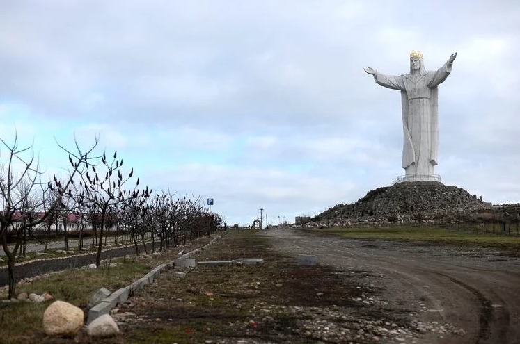 Jesus distributes Wi-Fi - Jesus Christ, Wi-Fi, Poland, The statue, Sculpture, Ељwiebodzin