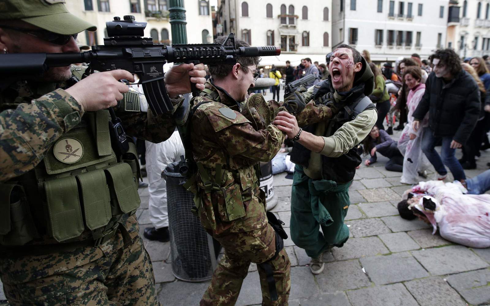 Нападение обороняющихся. Вооруженные люди. Военные США против зомби.
