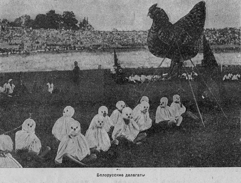 What is happening in this photo? - Pioneers, Belarusians, Story, Game, WhatIsThisThing, The photo, Children, Hen