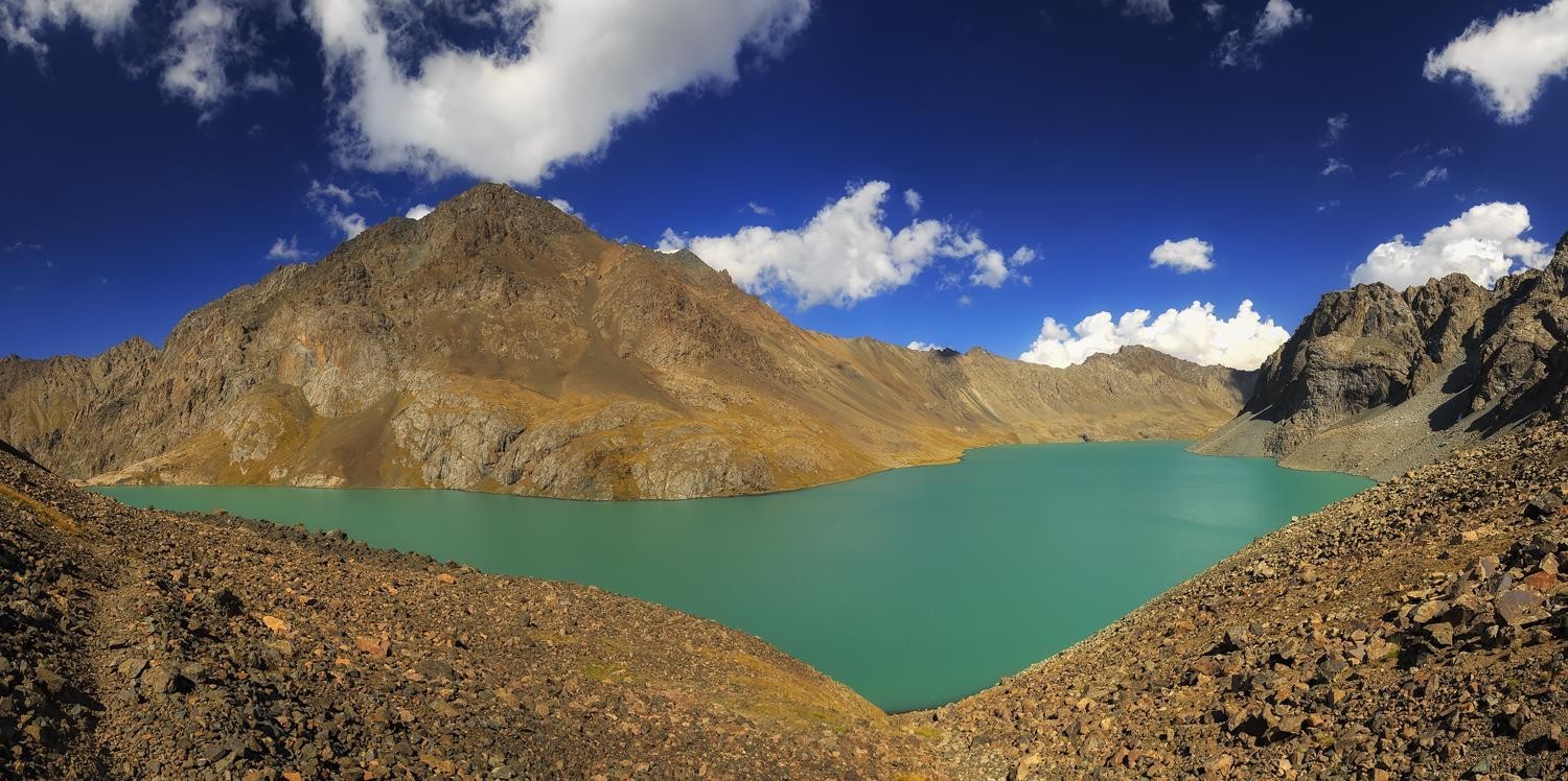 Ала кола. Алаколь озеро. Алакуль озеро Киргизия. Горы на озере Алаколь. Алакольский заповедник Казахстана.
