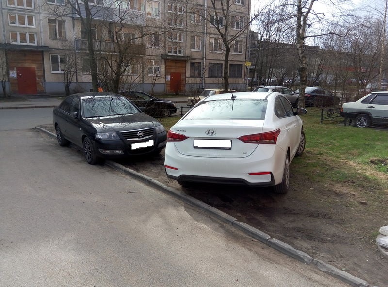 You can park on the lawn. St. Petersburg. - My, Неправильная парковка, Parking