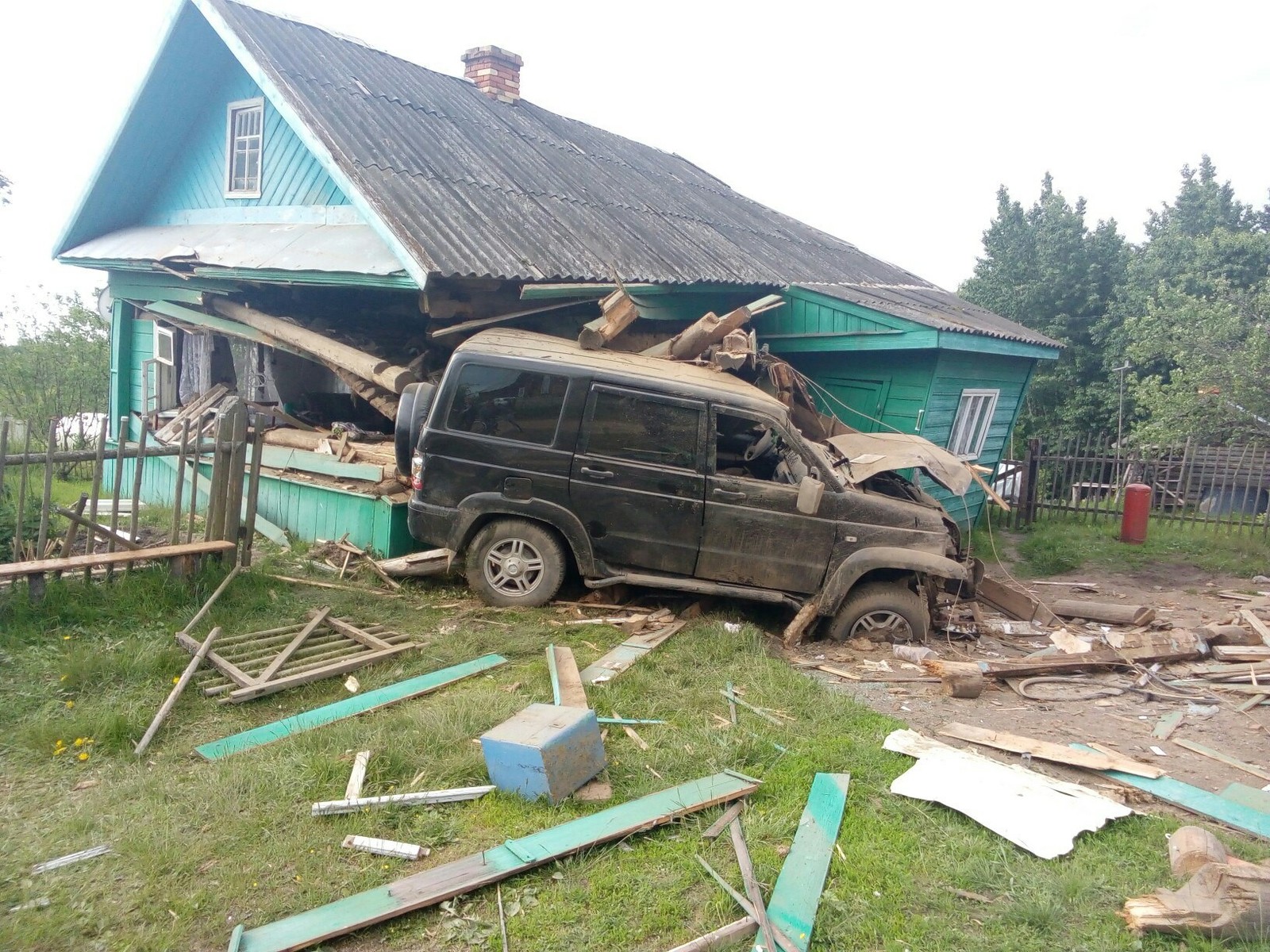 Пьяный водитель УАЗ Патриот разрушил дом в Череповецком районе | Пикабу