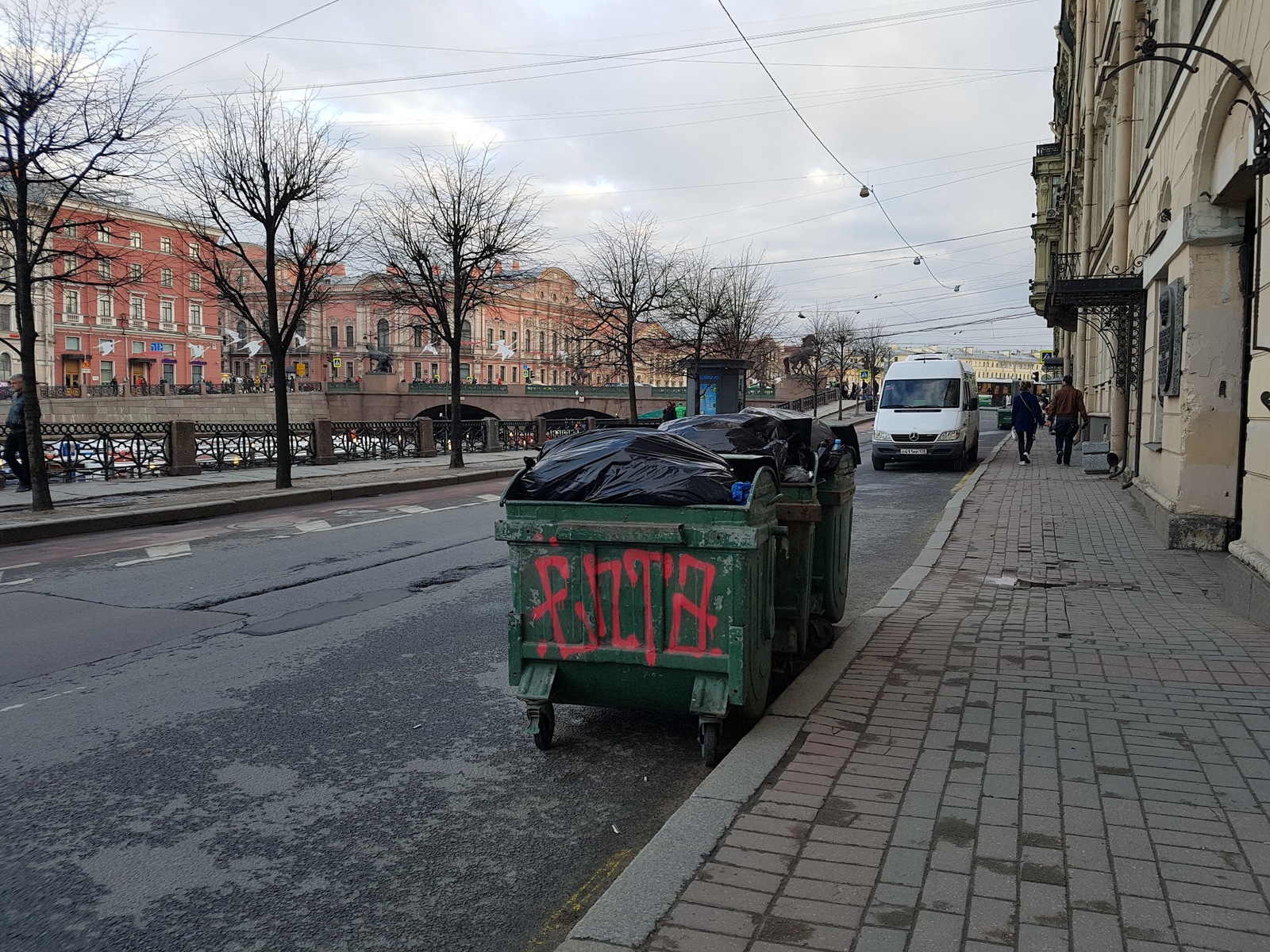 Питер бак. Мусорные баки в Санкт Петербурге прикол.