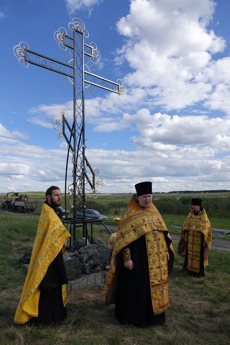 An Orthodox cross was erected at the site of the fall of the Chelyabinsk meteorite. - Chebarkul, Chelyabinsk Meteorite, Russia, Longpost