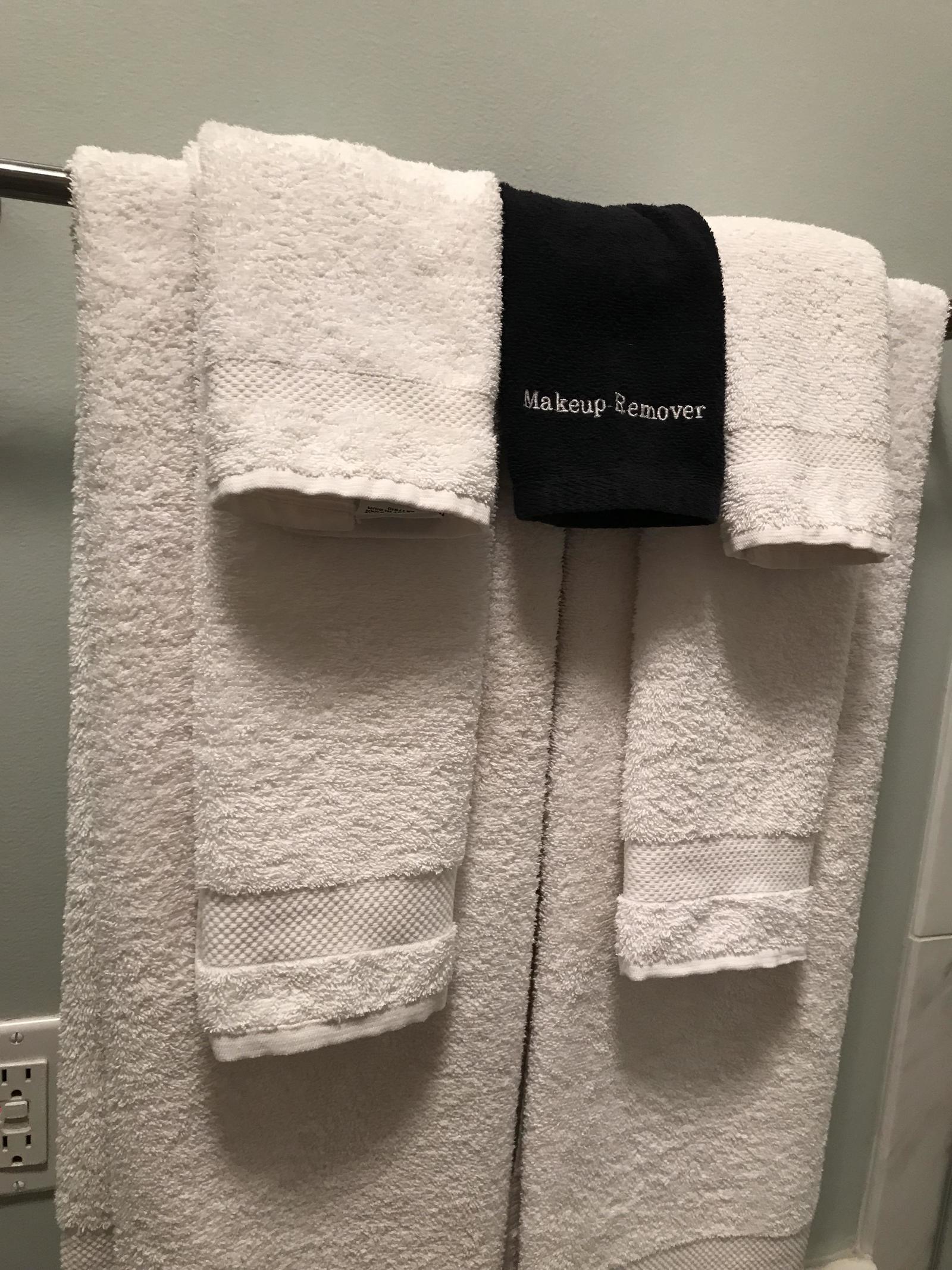 The hotel realized that you can not bathe with washing white towels, but it is easier to provide black to remove female makeup - Hotel, Makeup, Towel