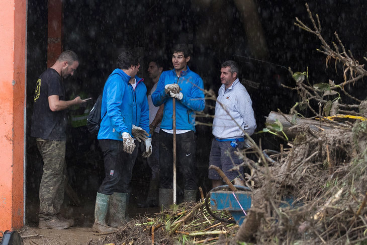 The first racket of the world helps his native island. Nadal cleans the streets after the floods in Mallorca. - Rafael Nadal, Kindness, Help, Flood, Good people, Longpost