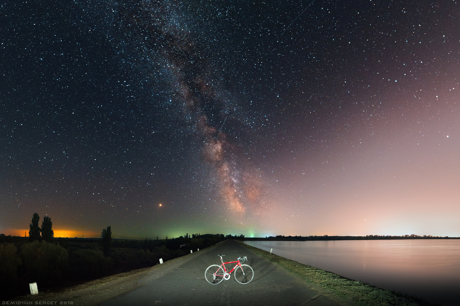 Млечный путь над дамбой Красинского водохранилища. Nikon D610 | Samyang 14mm - Моё, Млечный путь, Велосипед, Астрономия, Пейзаж, Ночь, Дорога, Дамба, Фотография