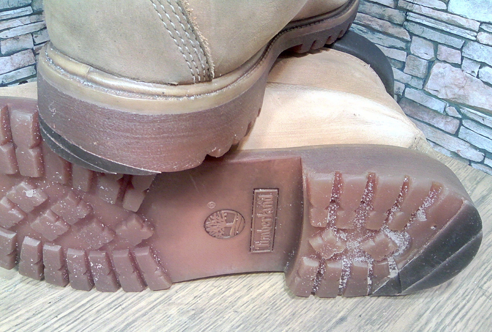 При длительном использовании подошва обуви изнашивается впр. Timberland 8551 1r. Тимберленд подошва отклеилась. Подошва для обуви тимберленд. Ботинки Timberland подошва.