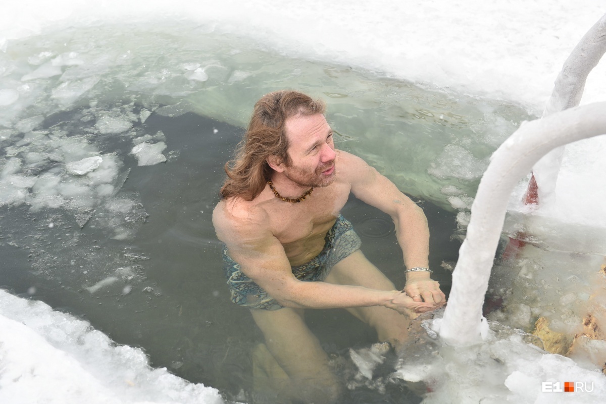 Lord of the Cold promised a fiery show on Shartash, but froze to the bone in a snowdrift in five minutes. The man was buried in the snow in his shorts. - Cold, Show, Video, Longpost