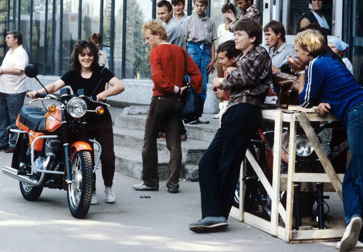 Счастливая покупательница мотоцикла Jawa, Москва, 1980-е годы - Мото, Фотография, История, Jawa