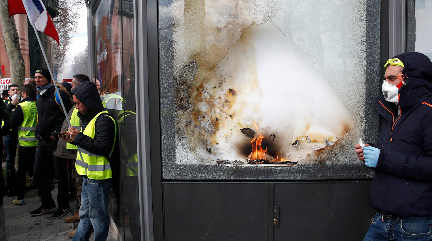 Yellow vests began mobilization. - Yellow vests, Protest actions, , Disorder, Arson, Longpost, France