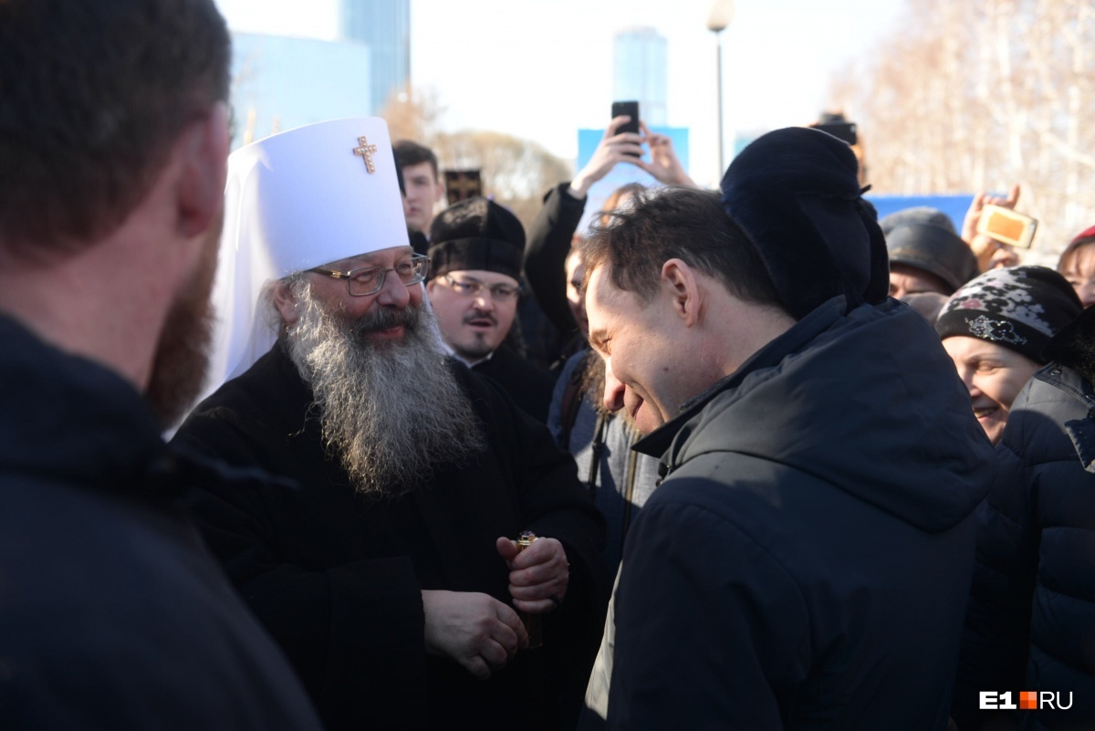 Приехали Безруков, Галустян и двойник Путина: онлайн-трансляция с молебна за храм святой Екатерины - Храм, РПЦ, Видео, Длиннопост, Екатеринбург, Религия