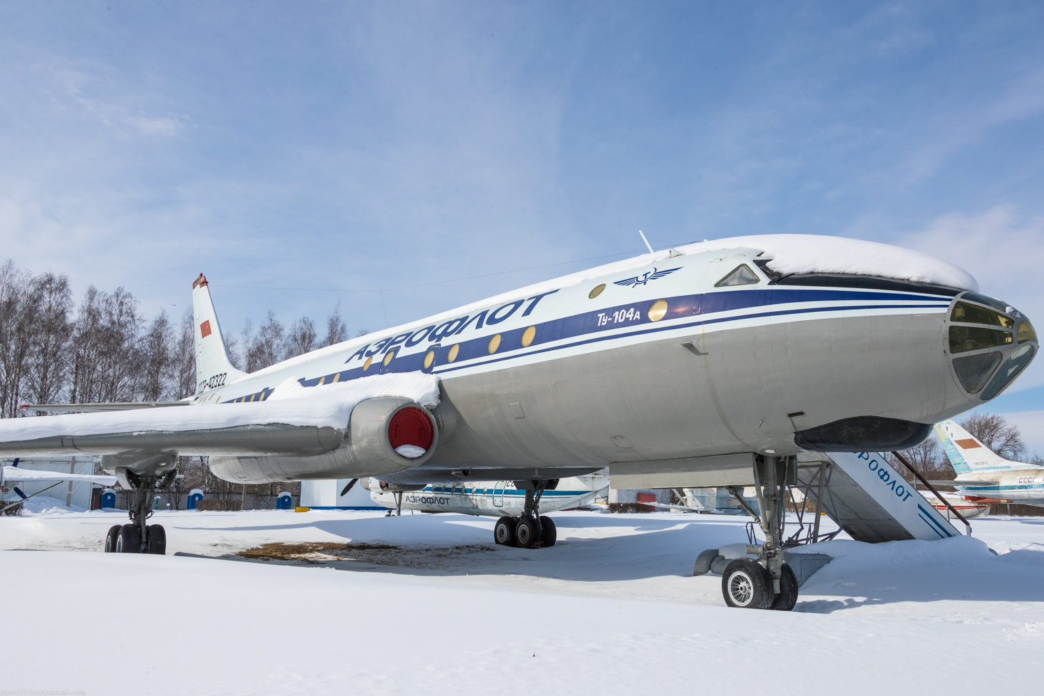 Первый реактивный пассажирский самолет. Ту-104 пассажирский самолёт. Ту-104 двухдвигательный реактивный. Первый реактивный пассажирский самолет ту-104. Гражданский реактивный самолёт ту 104.