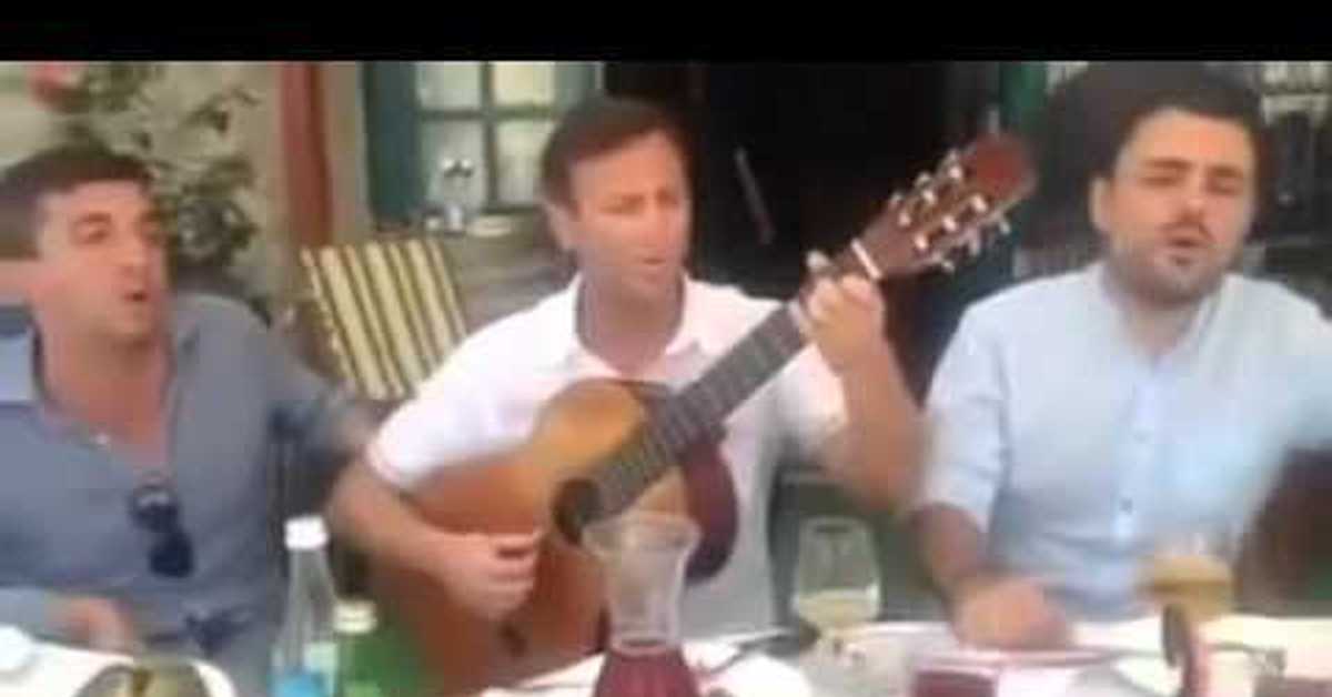 Песня на грузинском из тик тока. Грузины поют тополя. Эх дороги поют грузины. Грузины поют в ресторане. Грузины мужчины поют.
