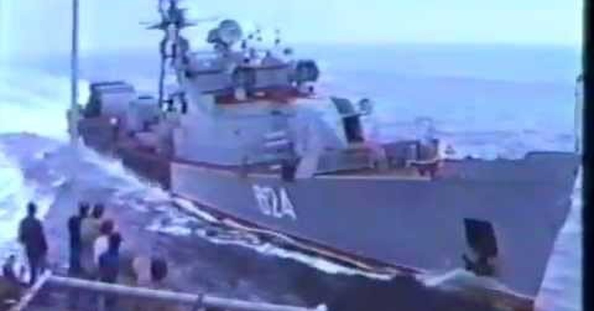 Таран на корабле. Таран американского корабля в черном море 1988. Беззаветный сторожевой корабль 1988. 1988 Год 12 февраля Черноморский флот сторожевой корабль Беззаветный. СКР"Беззаветный" навал.