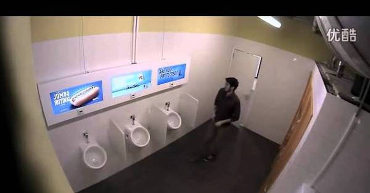 Муж туалет видео. Телевизор в туалете. Мужской туалет в торговом центре. Видеокамера в унитазе.