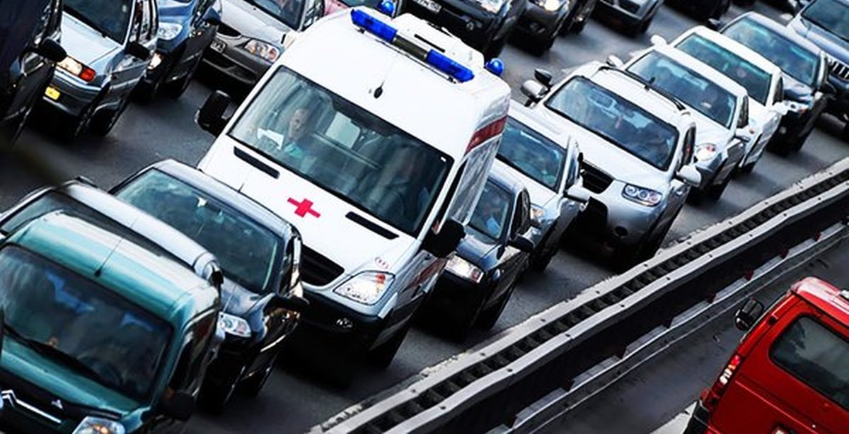 Кутузовский проспект едут с мигалками. Кортеж скорых. Кутузовский проспект чиновники. Скорые в кортежах. Машина едет на таран.