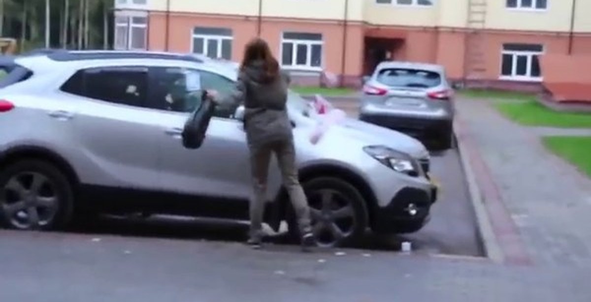 Перепутал прикол. Перепутал машину. Бабы с палившиеся за изменой в тачках. Машины перепутались. Перепутала машину бывшего.