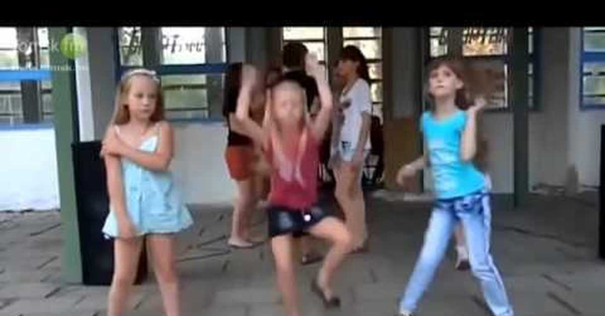 Мем девочка танцует. Три типа девушек на дискотеке. Танцы с подругами. Девочки жгут. Дискотека для детей.