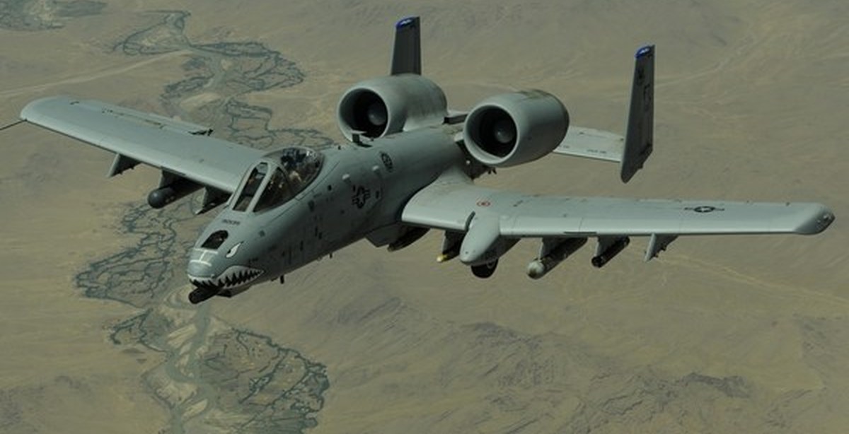 A10 0. A-10a "Thunderbolt II". Thunderbolt самолет а 10. Штурмовик a-10c Thunderbolt II. Штурмовик а-10 Thunderbolt.