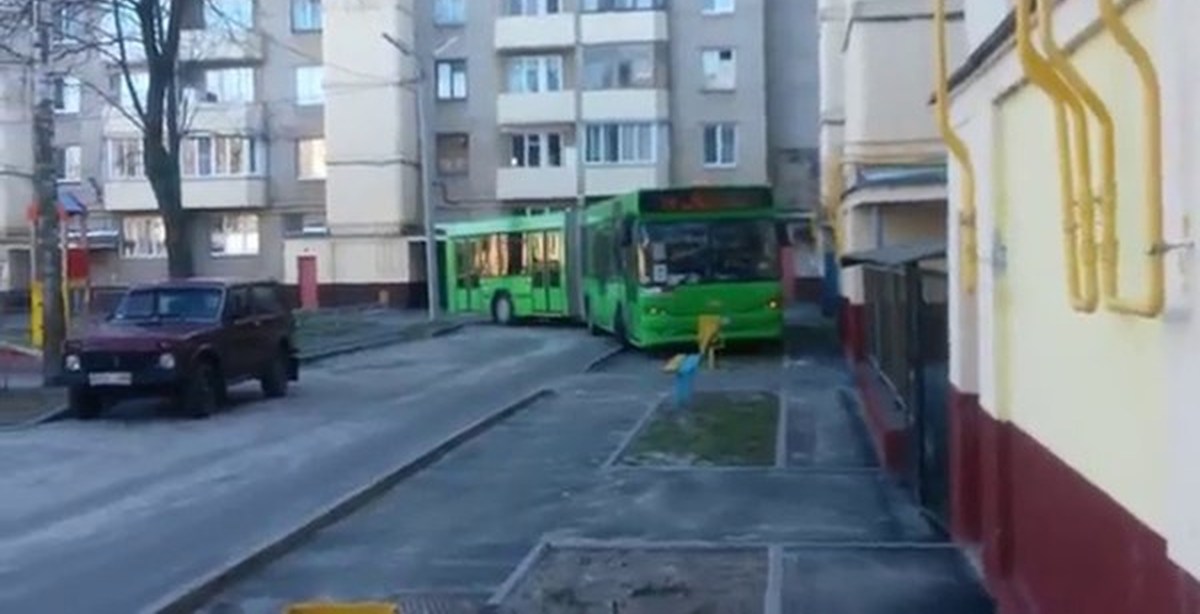 Автобус двор. Автобус во дворе. Автобус во дворе жилого дома. Автобус заехал во двор. Троллейбус во дворе.