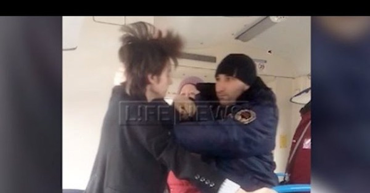 Вандализм поезд. В электричках нападают. Контролеры в электричке избили. Контролер ржд. Подростки вандалы в поезде.