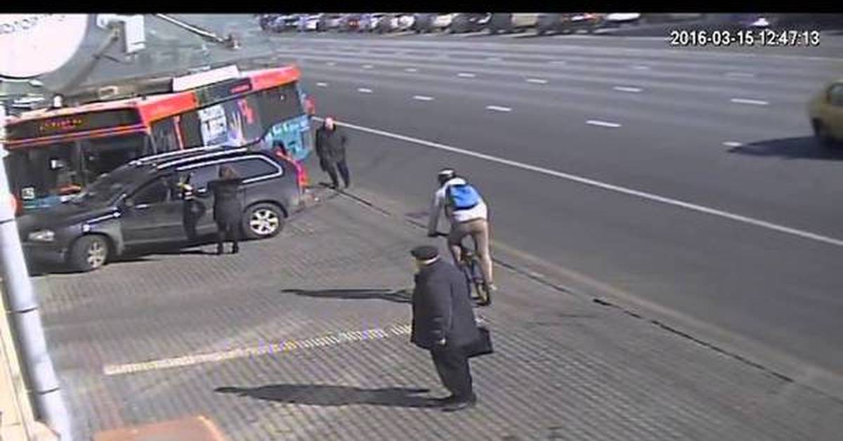 подрезал автомобиль на трассе. подрезал на дороге. подрезал подрезала на трассе. мост на объездной тюмень. подрезал подрезала на трассе.