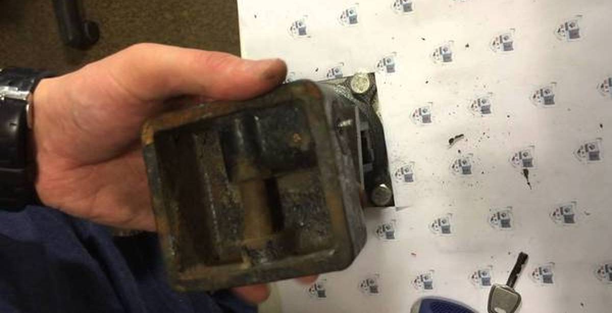 Вскрытие замка саморезом. Работает ли этот метод? | Пикабу