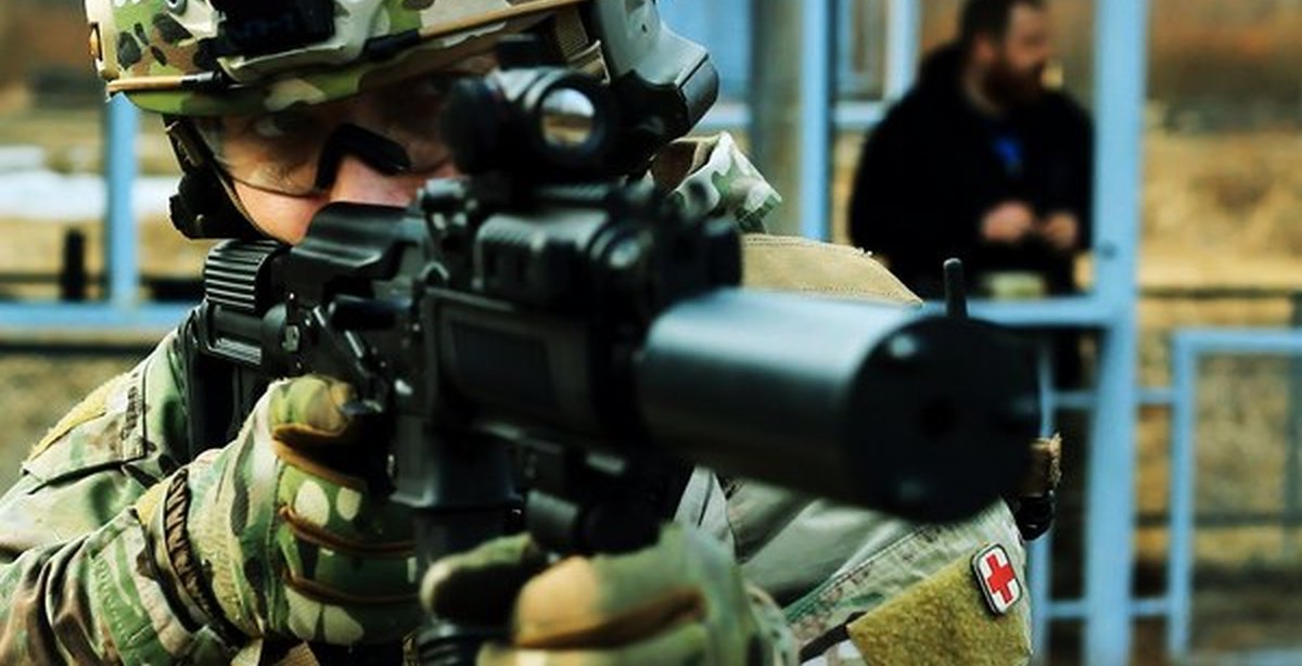 Бесшумная стрельба. Двл-10 м1 диверсант. Глушитель silencerco salvo 12. Бесшумная снайперская винтовка спецназа. Ак 105 с глушителем.