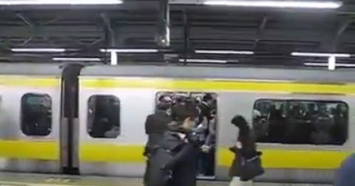 Японское метро в час пик. Очередь в метро в Японии. Метро в Японии в час пик. Домогательства в метро в Японии. Японки в метро без цензуры