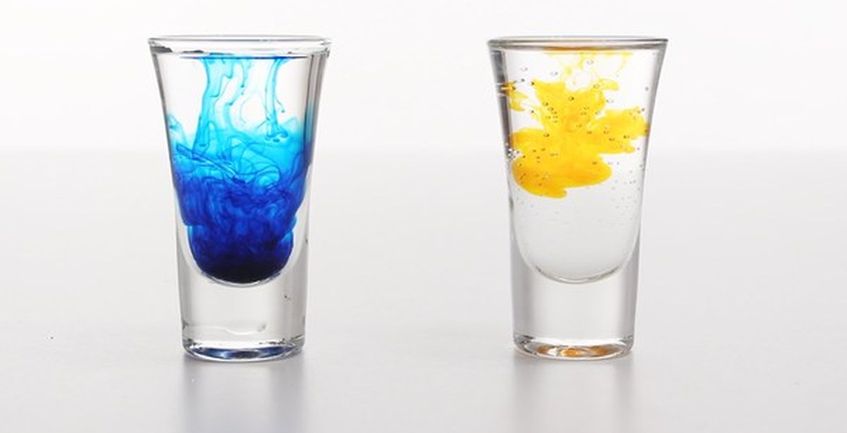 Растворение краски. Стакан с разноцветной водой. Стаканчик с водой. Цветная вода в стакане. Стаканчики с разноцветной водой.