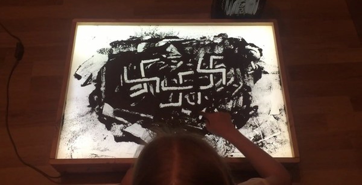 прах деда. прах деда. свастика нарисованная прахом деда. рисуем прахом деда. девочка рисует прахом деда.